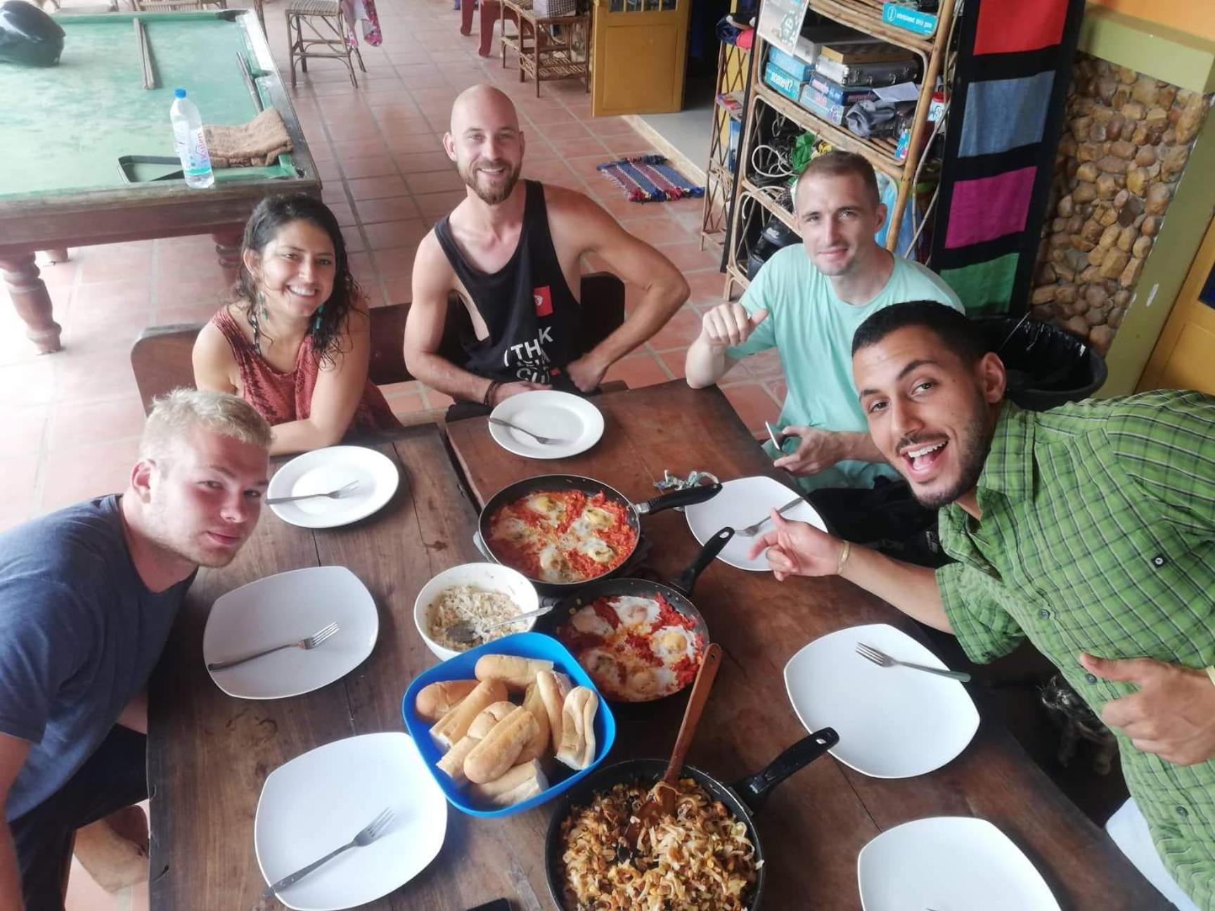Nomads Guesthouse Кампот Екстериор снимка